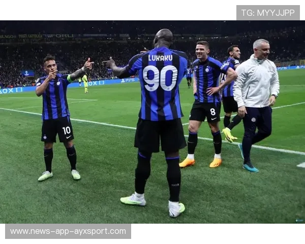 国米卢卡库抢点头槌破门体现强大终结力