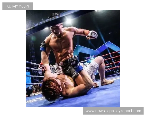 UFC擂台爆出惊人膝击，震撼全场！