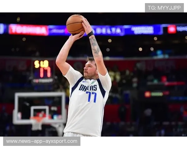 东契奇高难度转身跳投再中，独行侠稳住胜势